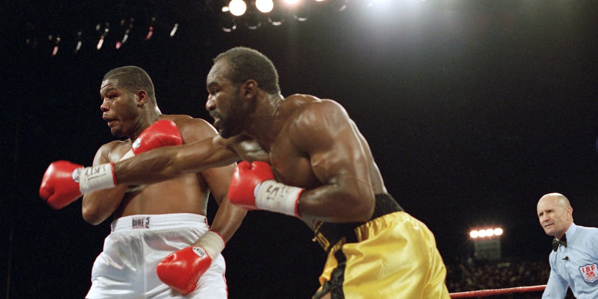 James ‘Fan Man’ Miller parachutes into ring at Caesars Palace James ‘Fan Man’ Miller parachutes into ring at Caesars Palace