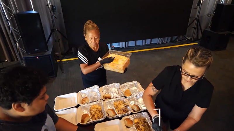 Maui restaurant delivers hot food to those who need it the most