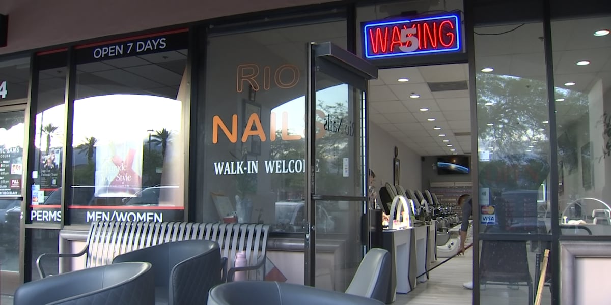 Robbery suspects use fire extinguisher as a distraction to rob people Robbery suspects use fire extinguisher as a distraction to rob people