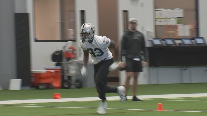 Raiders' Darren Waller practices on Aug. 31, 2022.