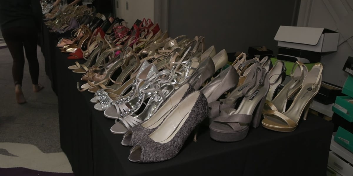 Las Vegas teens prepare for prom with free shopping spree Las Vegas teens prepare for prom with free shopping spree