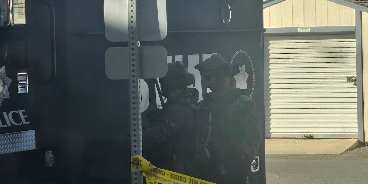 Suspect dead, woman critically stabbed in southeast Las Vegas barricade Suspect dead, woman critically stabbed in southeast Las Vegas barricade