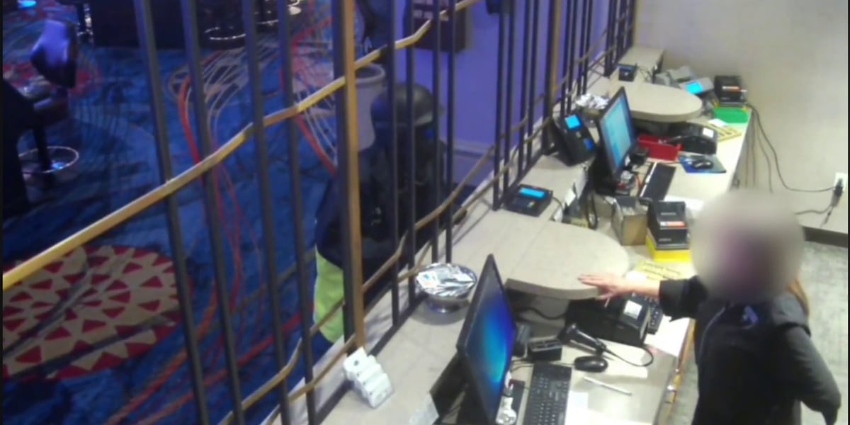 Las Vegas police release new surveillance video of casino robbery suspect Las Vegas police release new surveillance video of casino robbery suspect